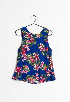 Blumiges Tanktop mit blauem Hintergrund, das mit rosa und weißen Blumen sowie grünen Blättern verziert ist. Glatte Stoffqualität, runder Ausschnitt und ärmelloses Design.