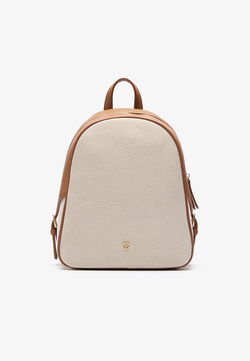 Beige vászonzsák barna bőr részletekkel, kerek forma, felső fogantyúval és cipzáras zárással. Arany logó részlet az alsó középső részen.