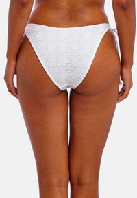 Parte inferior de bikini blanca de cintura alta con un patrón de diamante texturizado, cintas laterales ajustables y un acabado de tela suave.