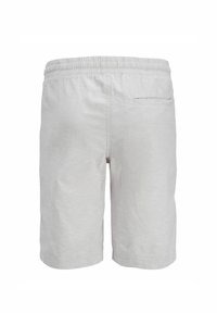 Shorts pour homme gris clair avec ceinture élastique et une seule poche passepoilée à l'arrière, montrés de dos sur fond blanc.