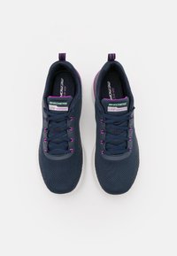 Marina nät sportskor med lila accenter. Har rund tå, snörsystem och vadderade sulor för komfort. Lättviktsdesign.