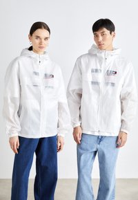 Tommy Jeans TECH GLOSS CHICAGO UNISEX - Sommerjakke - white