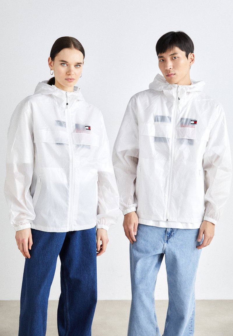 Tommy Jeans TECH GLOSS CHICAGO UNISEX - Sommerjakke - white