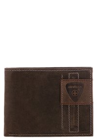 Bruine leren portemonnee met een gladde textuur, gestikte accenten en een merkpatch. Compact ontwerp geschikt voor kaarten en contant geld.