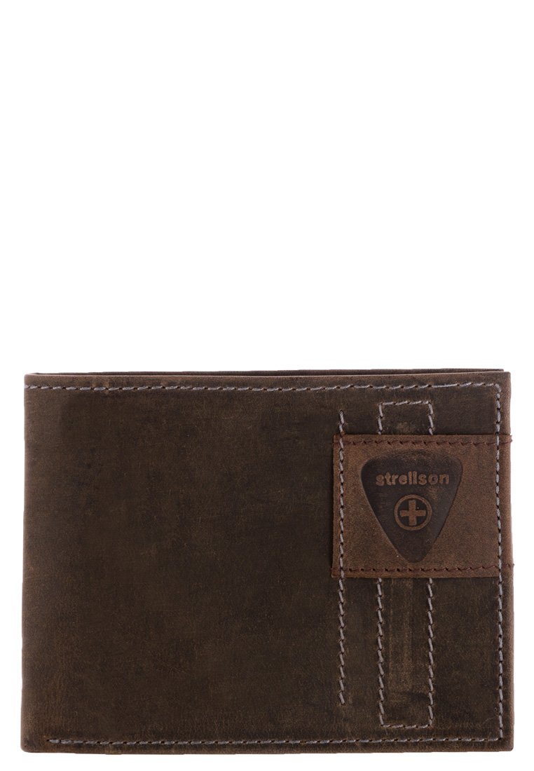 Bruine leren portemonnee met een gladde textuur, gestikte accenten en een merkpatch. Compact ontwerp geschikt voor kaarten en contant geld.