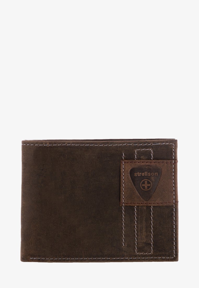 Bruine leren portemonnee met een gladde textuur, gestikte accenten en een merkpatch. Compact ontwerp geschikt voor kaarten en contant geld.