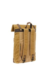 Brun canvasryggsäck med rulltoppdesign, läderdetaljer, vadderade axelremmar och en sidoficka med dragkedja. Strukturmaterial, slitstarkt.