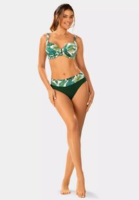 Zestaw zielonego bikini z kwiecistym wzorem na górze, z usztywnianymi miseczkami i regulowanymi ramiączkami. Spód wysokiej talii jest w jednolitym zielonym kolorze.