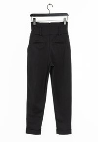 Černé kalhoty s vysokým pasem zavěšené na ramínku, vybavené dvěma zadními kapsami a ohrnutými nohavicemi. Vyrobené z hladké látky s pouzdrovým střihem.