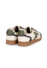 Weiße und marineblaue Sneaker mit grünen Akzenten, strukturiertem Leder und einer beigen Gummisohle. Mit Buntstichen und einem runden Emblem ausgestattet.