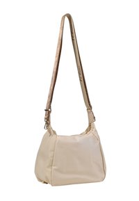 Borsa a spalla in pelle beige con tracolla texture e chiusura zipper. Presenta una forma tondeggiante e un design minimalista.