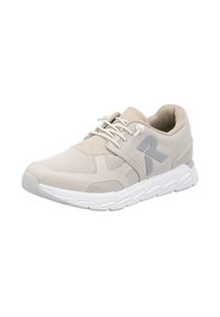 Baskets de sport beiges avec tige en mesh et suède, semelle en caoutchouc blanc, bout rond, design à lacets et accent logo gris sur le côté.