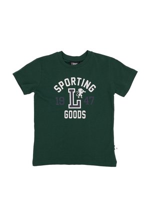 T-shirt vert foncé à manches courtes avec l’inscription blanche « Sporting Goods », un grand L et les nombres 19 et 47 sur le devant.
