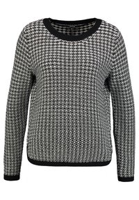 Schwarz-weißer gestrickter Pullover mit einem strukturierten Muster, rundem Ausschnitt und langen Ärmeln. Gerippte Bündchen und Saum.