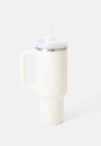 Mug de voyage isolé blanc avec une poignée, bande en acier inoxydable, couvercle avec une paille amovible et base effilée pour la stabilité.