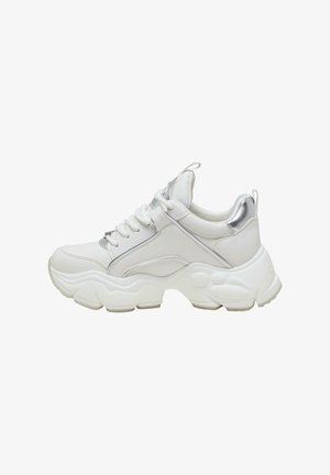 Sneaker bianco con suola spessa, pelle liscia e dettagli argentati sul tallone e nell'area dei lacci. Presenta un colletto imbottito per il comfort.