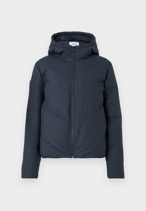 Puffjakke i mørk marineblå, med hette, glidelås og diagonal søm. Laget av lett, isolert stoff.