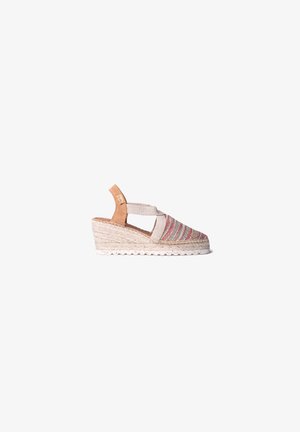 Sandalia de cuña con parte superior de tejido trenzado que presenta rayas multicolores, un acento en ante color beige en el talón y una suela de yute estilo espadrille.