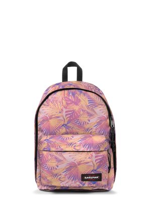 Sac à dos avec motif de feuilles tropicales roses, violettes et jaunes, poche avant zippée, fermeture éclair noire et poignée noire en haut.