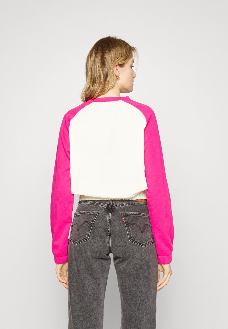 Damen Sweatshirts | Fila TABOR RAGLAN CROPPED CREW NECK Sweatshirt sweet corn/pink peacock/weiß - ST34713 Damen Sweatshirts | Fila TABOR RAGLAN CROPPED CREW NECK Sweatshirt sweet corn/pink peacock/weiß - ST34713