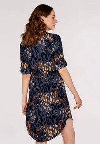 Apricot BRUSHSTROKE - Sukienka koszulowa