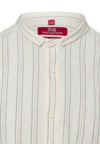 Camicia leggera con bottoni di colore crema, decorata con strisce verticali blu e arancioni. Presenta un collo alla coreana e una chiusura con un singolo bottone al collo.