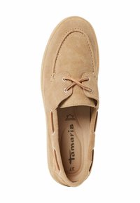 Beige Wildlederschuh mit runder Spitze, Fake-Schnürsenkeln, seitlichen Ausschnitten und einer strukturierten Innensohle. "Tamaris"-Logo auf der Innensohle sichtbar.
