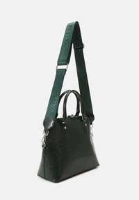 Grön läderhandväska med präglat logomönster, topphandtag och avtagbar grön rem med texten "VALENTINO". Strukturform, glansig yta.
