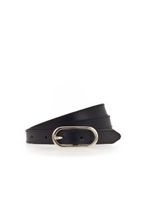 Ceinture en cuir noir avec une boucle ovale dorée, cinq trous et des bords cousus, enroulée sur un fond blanc.