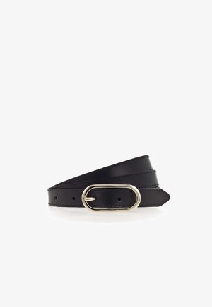 Ceinture en cuir noir avec une boucle ovale dorée, cinq trous et des bords cousus, enroulée sur un fond blanc.