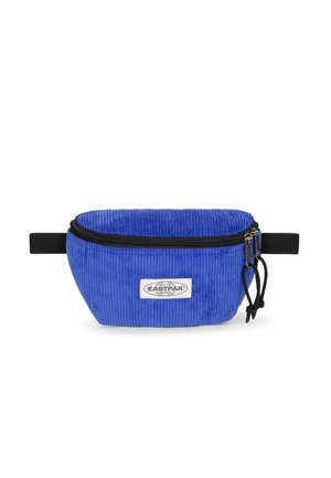 Sac banane Eastpak en velours côtelé bleu avec bretelles noires réglables et fermeture à double zip sur fond blanc.