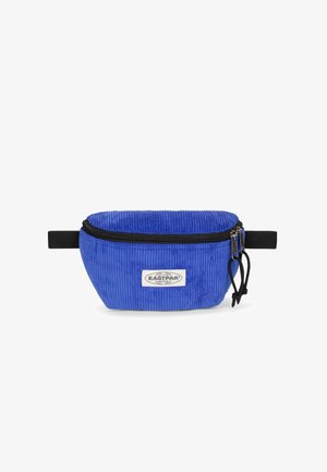 Blauwe corduroy Eastpak heuptas met zwarte verstelbare banden en dubbele ritssluiting op een witte achtergrond.
