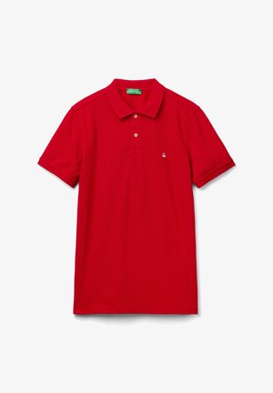 Czerwony polo wykonany z bawełny, z klasycznym kołnierzykiem, dwoma guzikami, krótkimi rękawami oraz małym logo na piersi.