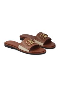 Smeđe ravne sandale na klizanje s bež platnenim stranama i zlatnim ukrasnim logotipom na širokim kožnim remenima, crni potplati.