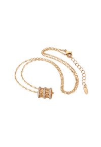 Gouden ketting met een patroonhanger die drie rijen heldere stenen bevat, een schakeldesign en een veerslot.