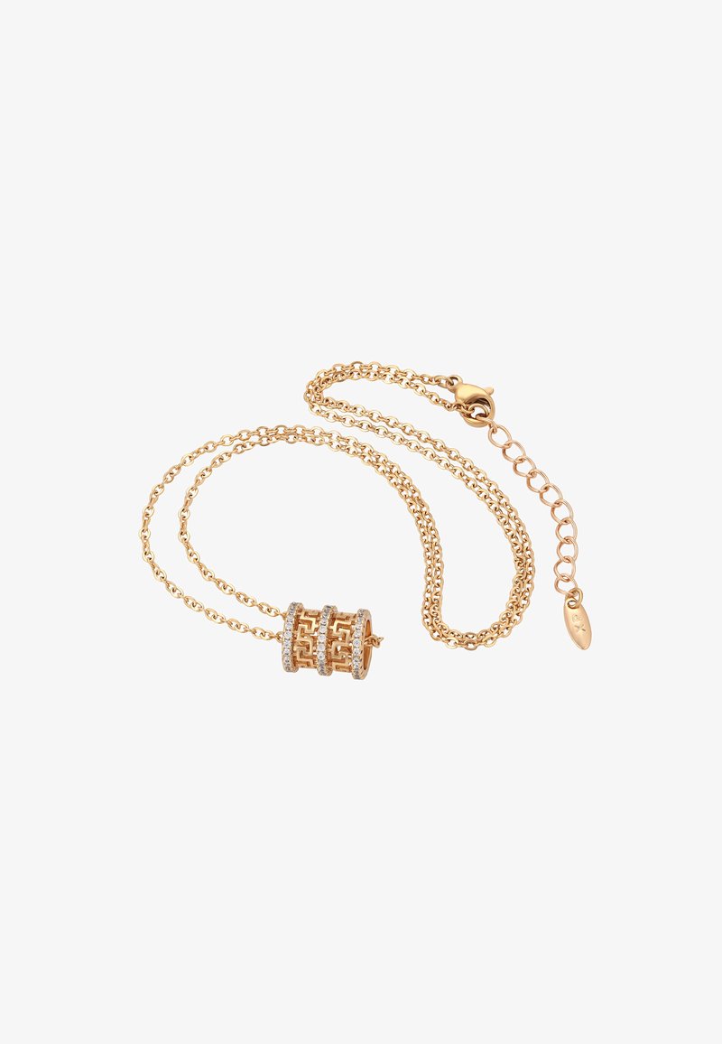 Eine goldfarbene Halskette mit einem gemusterten Anhänger, der drei Reihen klarer Steine, ein geflochtenes Kettendesign und einen Federriegelverschluss aufweist.