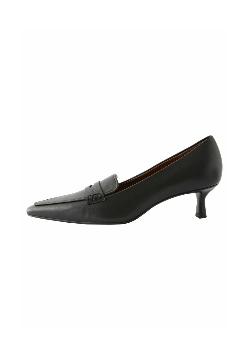 Schwarzer Lederschuh mit Absatz, spitz zulaufend und dekorativem Riemen. Er verfügt über einen niedrigen Stilettoabsatz und eine glatte Oberfläche.