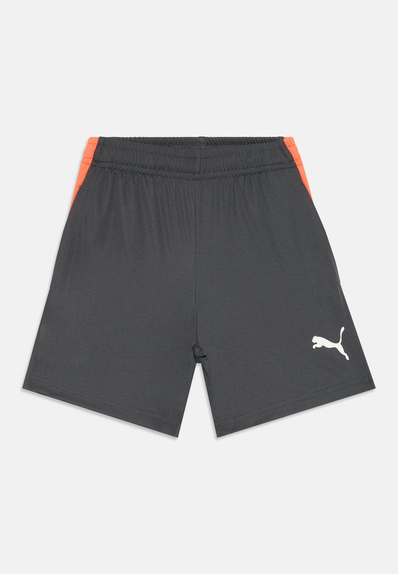 Pantaloni sportivi grigi con elastico in vita, dotati di accenti arancioni ai lati e un logo Puma bianco sulla gamba destra. Tessuto liscio e leggero.