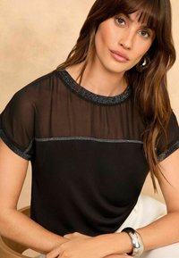 Love & Roses ROLL SLEEVE - REGULAR FIT - Bluse - black chiffon yoke metallic trim