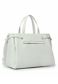 Lys grøn læder tote bag med dobbelte håndtag, en metallic detalje på forsiden og snorelukning på siderne.