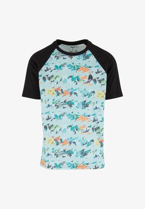 T-Shirt mit kurzen Ärmeln in hellblauem Grundton, schwarzen Raglanärmeln, floralen und geometrischen Mustern in orange und grünen Farbtönen, mit einem kleinen Logo.