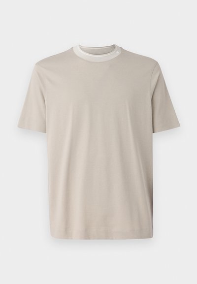 Beige short-sleeve t-shirt made of smooth cotton, featuring a ribbed crew neck with a contrasting inner collar. Simple, unadorned design.
