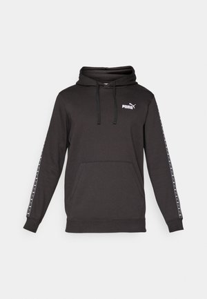 Musta Puma huppari, jossa on etutasku, nyörivyöt päässä ja valkoinen Puma-logo rinnassa sekä hihansuissa.