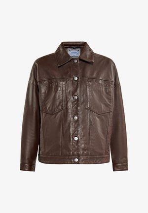 Bruine leren jas met een kraag, knoopsluiting, twee voorzakken en een gladde structuur. Kenmerken zilverkleurige knopen en stikseldetails.