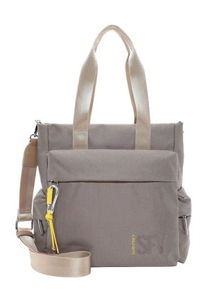 Szara teksturowana torba na ramię z beżowymi rączkami, przednią kieszenią na zamek, regulowanym paskiem na ramię oraz karabińczykiem z żółtym akcentem.