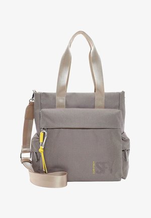 Sac cabas gris texturé avec poignées beiges, poche zippée à l'avant, bandoulière ajustable et mousqueton à accents jaunes.