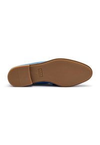 Scarpa blu con tomaia in tessuto texturizzato, suola in gomma beige e etichetta del marchio impressa nella parte inferiore. Forma curva e design della suola piatta.