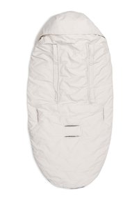 Ovale witte gevoerde voetenzak voor de babywagen met capuchon en uitsparingen voor riemen voor een veilige bevestiging.