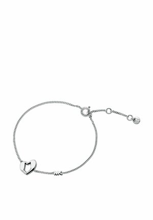Bracciale d'argento con un ciondolo a forma di cuore con dettagli intagliati e un piccolo logo inciso. Catena regolabile per variazione della dimensione.