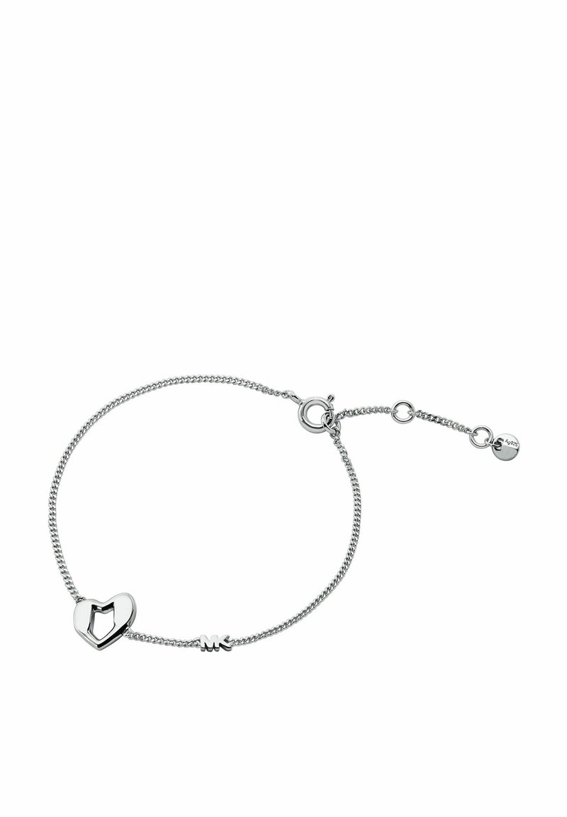 Bracciale d'argento con un ciondolo a forma di cuore con dettagli intagliati e un piccolo logo inciso. Catena regolabile per variazione della dimensione.
